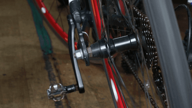 자전거 바퀴와 페달의 근접 촬영