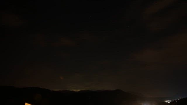 밤에서 아침이 되기까지의 산악지역 하늘 변화