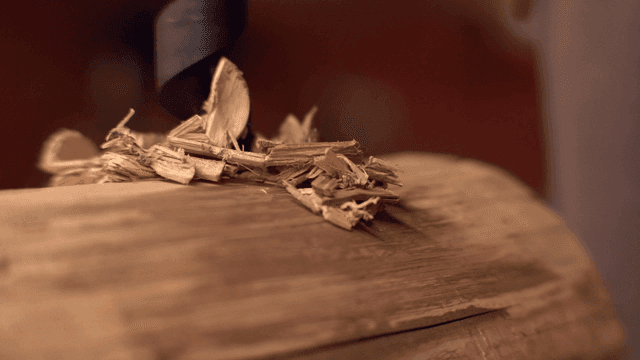 나무에 드릴로 구멍을 뚫고 있는 모습