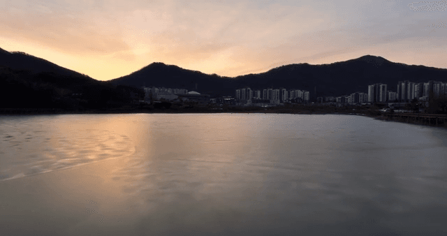 산과 호수 위로 지는 노을