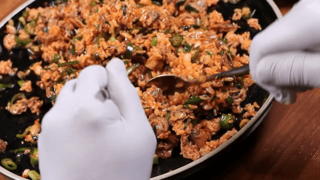 Mixing the cockle and rice in a bowl