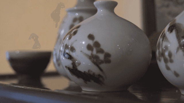 나무 선반 위의 수제 도자기