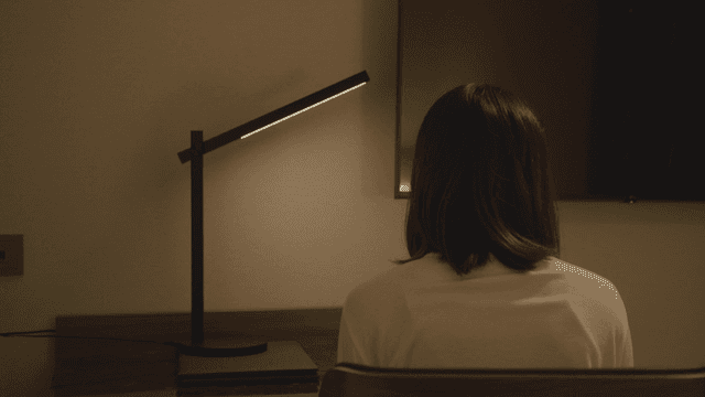 책상에 앉아 있는 여자의 뒷모습