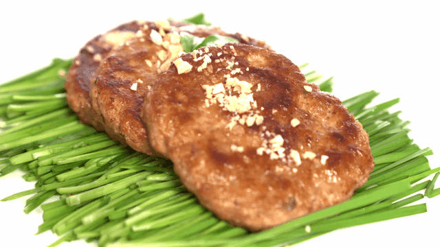 Tteokgalbi on chives