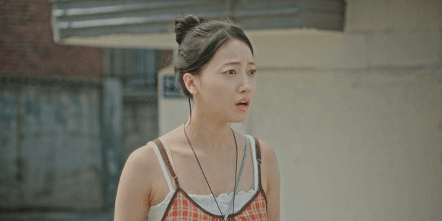 당황한 표정의 거리 위 여성