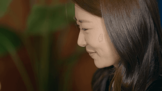 만족스러운 표정을 짓는 여성