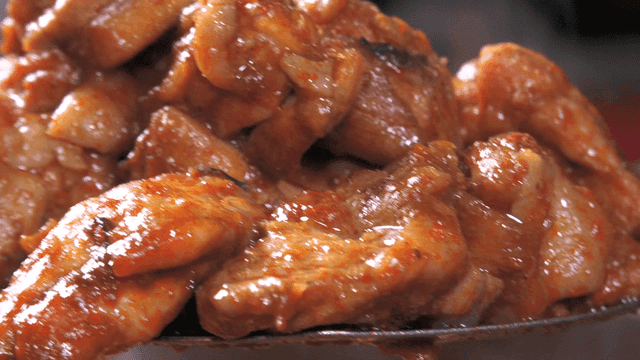 주걱으로 퍼낸 매콤한 닭갈비