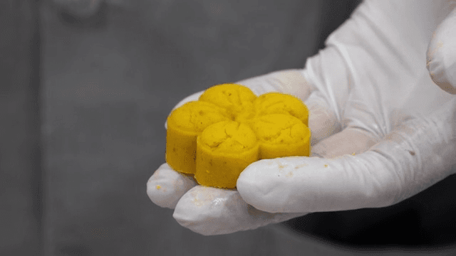 꽃 모양의 디저트를 들고 있는 사람