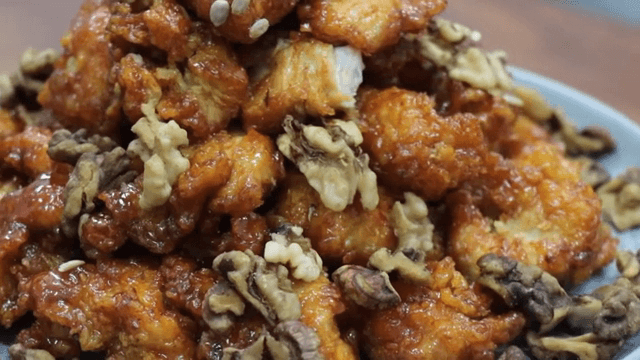Deep-fried and braised chicken with walnuts