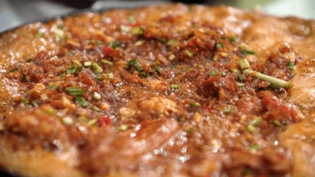 뜨거운 팬 위에서 지글거리는 양념 갈비