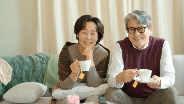 차를 마시며 TV를 보는 노부부