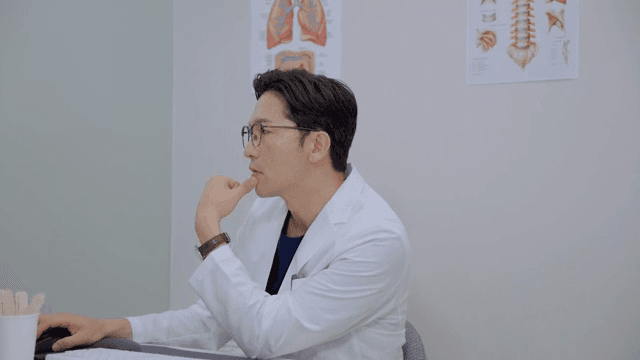 컴퓨터 화면을 보고 한숨을 내쉬는 의사