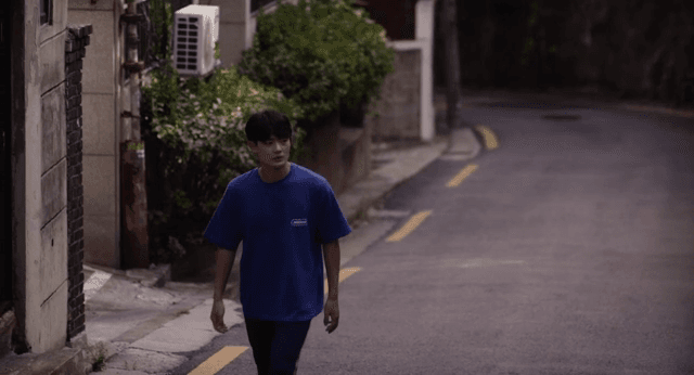 조용한 거리에서 걷는 남성