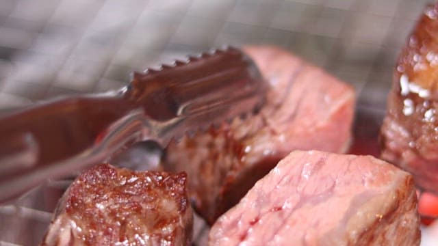 바비큐에 지글거리는 육즙 가득한 구운 고기