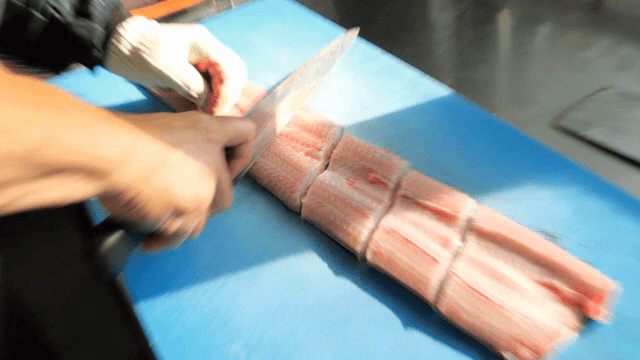 도마 위에서 자르는 손질된 장어