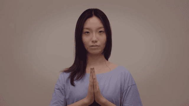 요가 자세를 취하는 여성