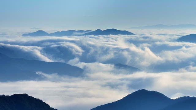 구름으로 덮인 산