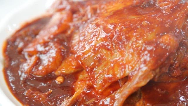 맛있게 조리된 빨간 생선찜