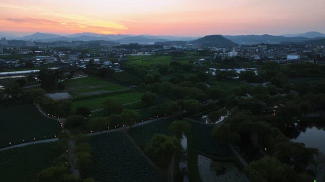 일몰이 보이는 고요한 풍경