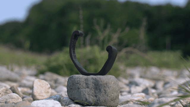 돌밭에 놓인 나무 조각품