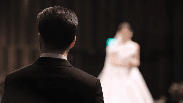 결혼식장에서 신부를 바라보는 신랑