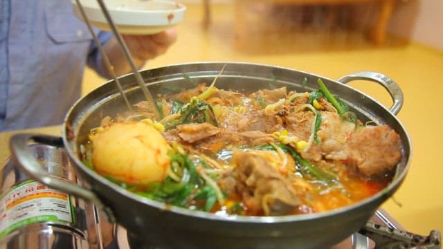 감자탕에 있는 부추를 가져가는 젓가락