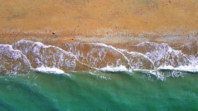 에메랄드빛 파도가 밀려오는 한적한 해변