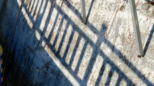 낡은 벽에 드리운 난간의 그림자