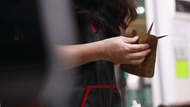 미용 가위를 닦는 미용사