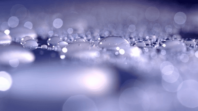 청보라색 표면 위 물방울