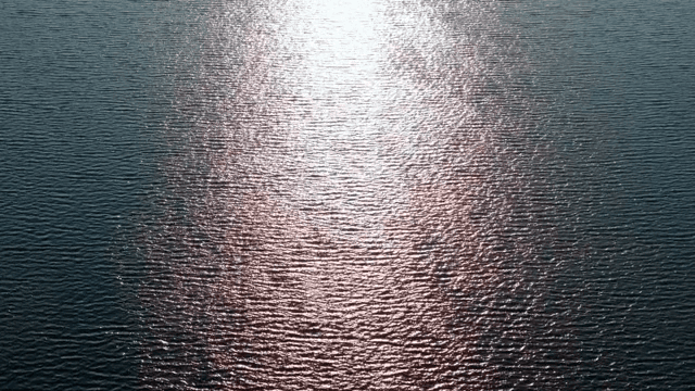 잔잔한 물 위에 비치는 햇빛