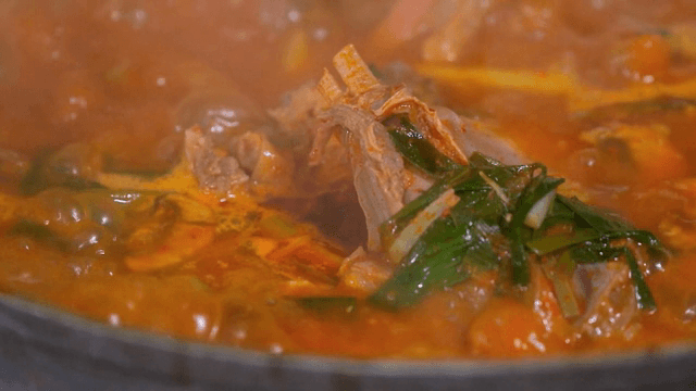 매운 찌개가 끓고 있는 모습