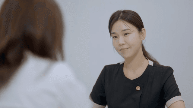 계산기 속 금액을 보며 견적 상담을 진행하는 모습