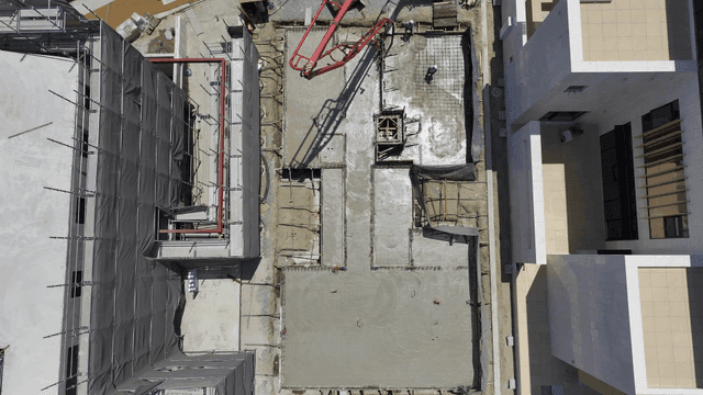 콘크리트 타설 중인 건설 현장