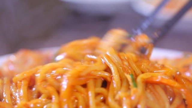먹음직스럽고 매콤한 볶음짬뽕을 젓가락으로 섞는 모습