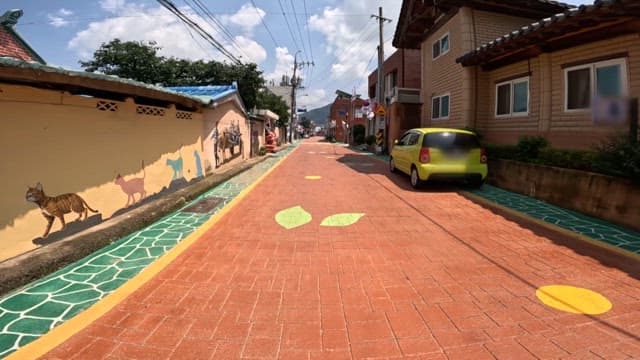 화창한 날 태극기가 걸려 있는 주택가 골목