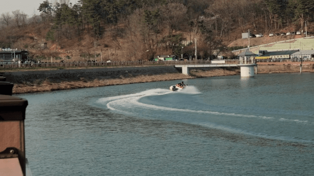 경치 좋은 호수에서 질주하는 스피드보트