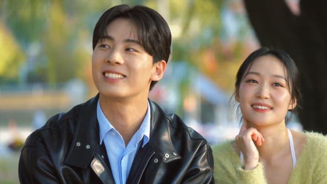 야외에서 대화를 즐기는 커플