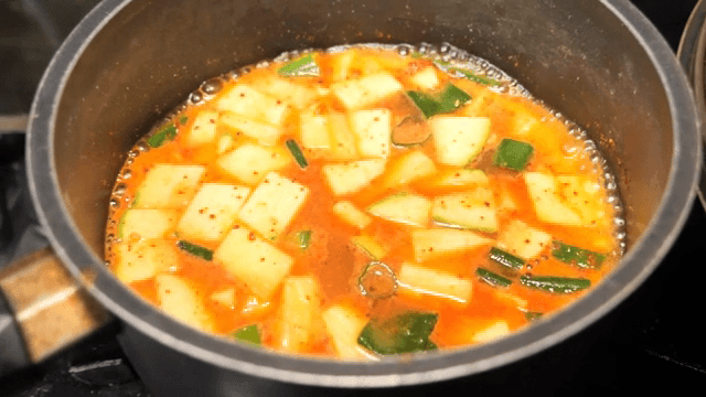 냄비에서 끓고 있는 된장찌개