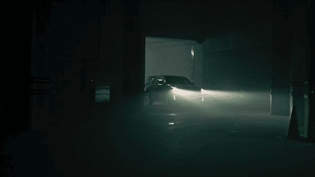 어두운 터널에 들어오는 자동차