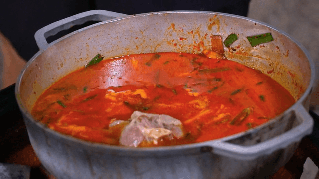 찌개에 고기를 넣는 모습