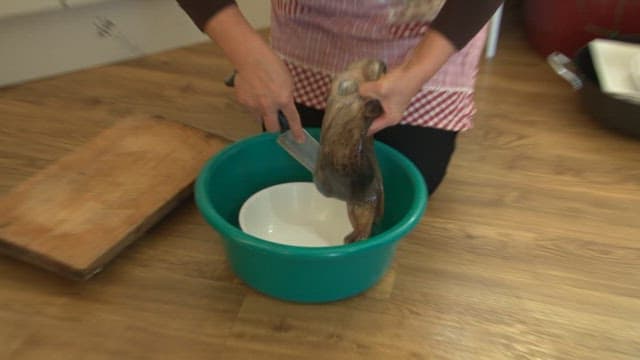 생선알을 채취하는 사람