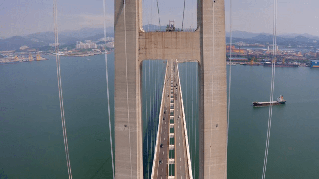 강 위의 대형 현수교