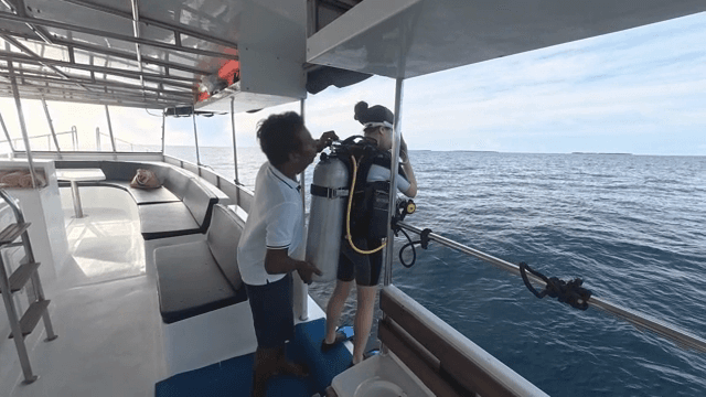 보트에서 스쿠버 다이빙 준비