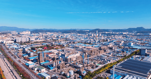 공장들이 있는 광활한 산업 도시 풍경