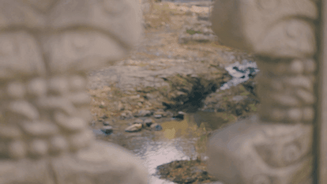 배경에 시냇물이 있는 돌 조각