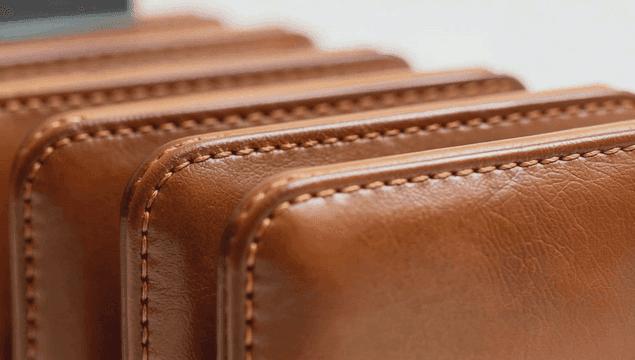 정돈된 가죽 지갑의 클로즈업
