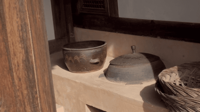 햇빛 속 전통 한국 주방용품