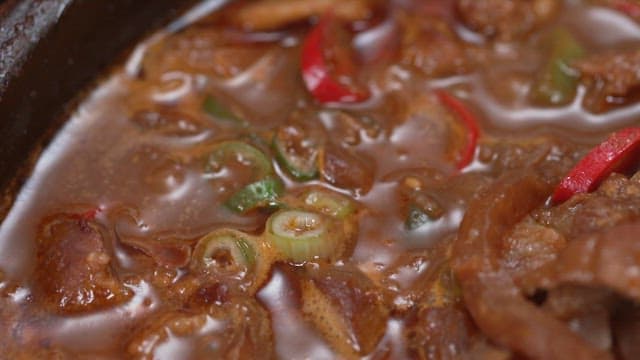 무와 고추가 들어가 보글보글 끓고 있는 된장찌개