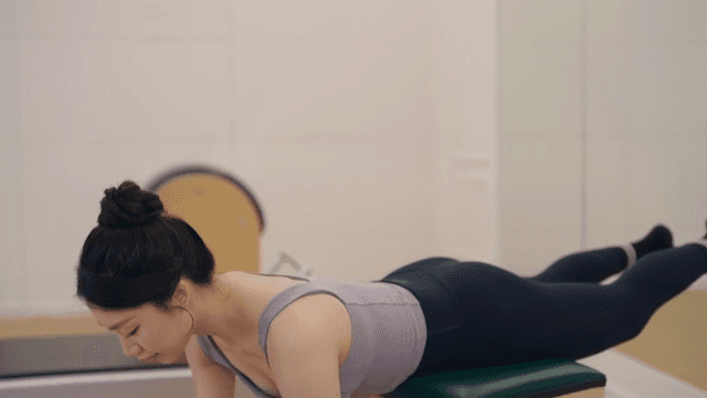 실내에서 필라테스를 연습하는 여성